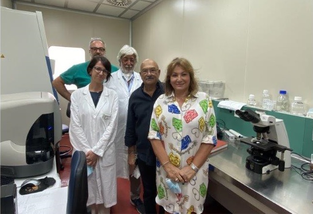 Alfonso Lorenzo Srl consegna microscopio Direzione UOC Ematologia e Terapia Cellulare Istituto di Ricovero e Cura a Carattere Scientifico Istituto Tumori Giovanni Paolo 